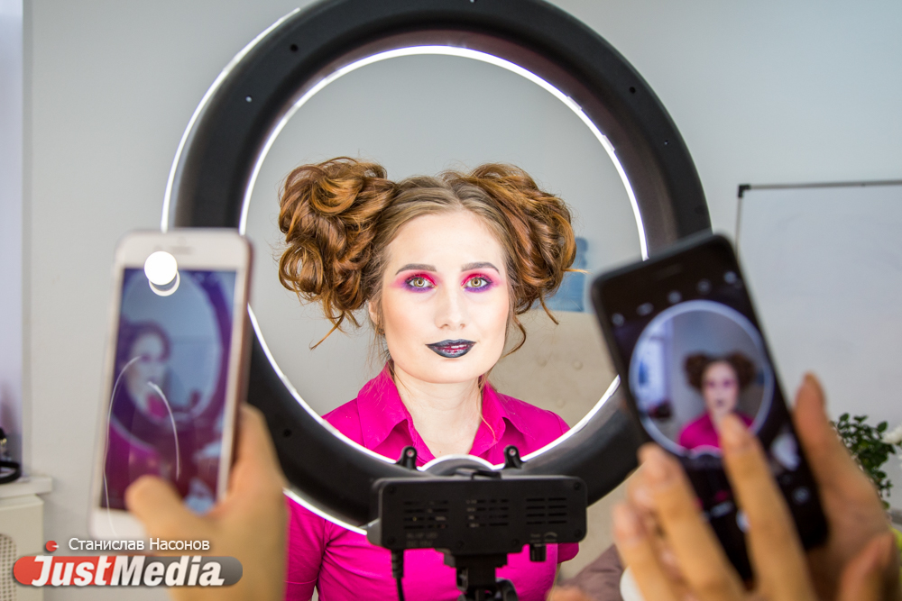  «Я крашу губы гуталином». Создаем актуальный лук на Хэллоуин со стилистами. ВИДЕОИНСТРУКЦИЯ - Фото 31