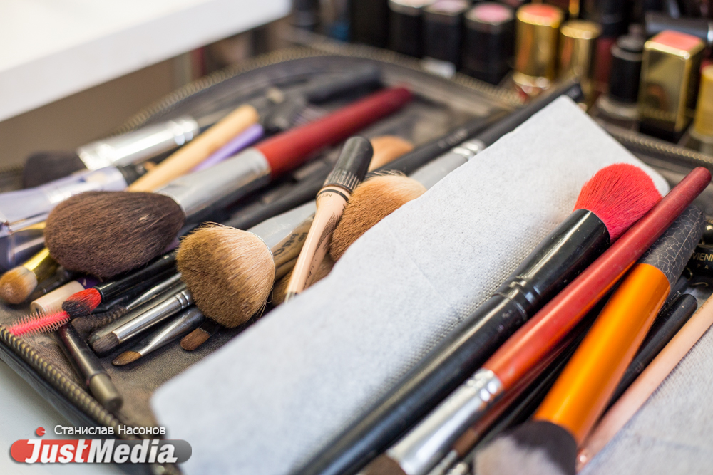  «Я крашу губы гуталином». Создаем актуальный лук на Хэллоуин со стилистами. ВИДЕОИНСТРУКЦИЯ - Фото 29