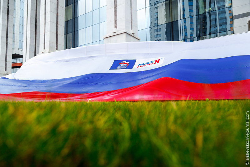 В День российского флага свердловские чиновники решили изволочить триколор по траве и асфальту - Фото 2