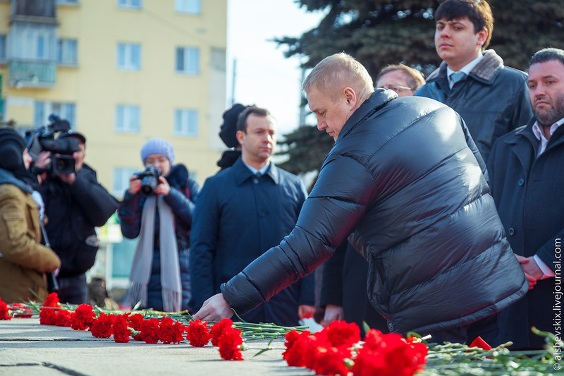 Куйвашев продолжает игнорировать юбилей Победы. Губернатор не появился на церемонии возложения цветов УДТК - Фото 3