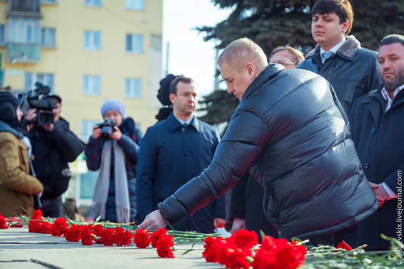 Куйвашев продолжает игнорировать юбилей Победы. Губернатор не появился на церемонии возложения цветов УДТК - Фото 3