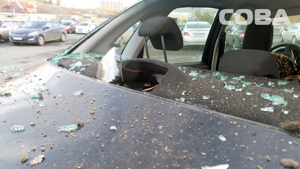 На Вторчермете Land Cruiser перевернулся и повис на заборе - Фото 2