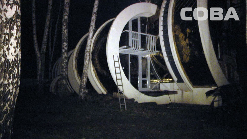 Уникальный дом в виде золотых колец сгорел в Березовском - Фото 2