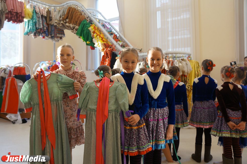 Светильник из смеющихся мыльных пузырей, мохнатый кот, ириски и шампанское — в Екатеринбурге вновь открылась детская филармония - Фото 5