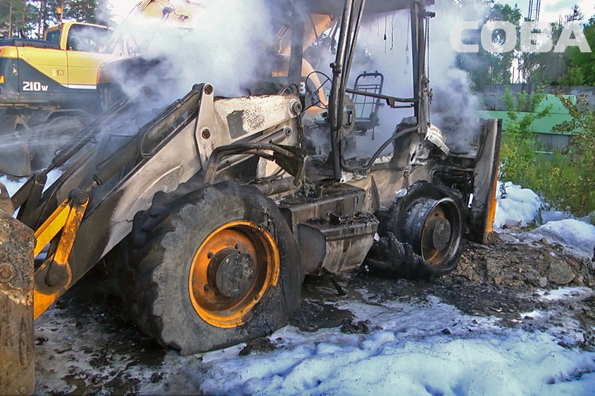 На ВИЗе сгорела строительная техника - Фото 2