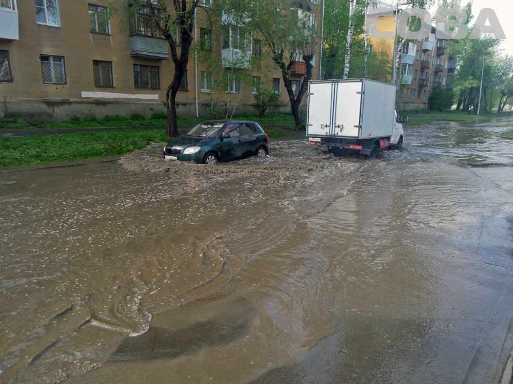 На Сортировке из-за потопа на дороге две машины остались без номеров - Фото 2