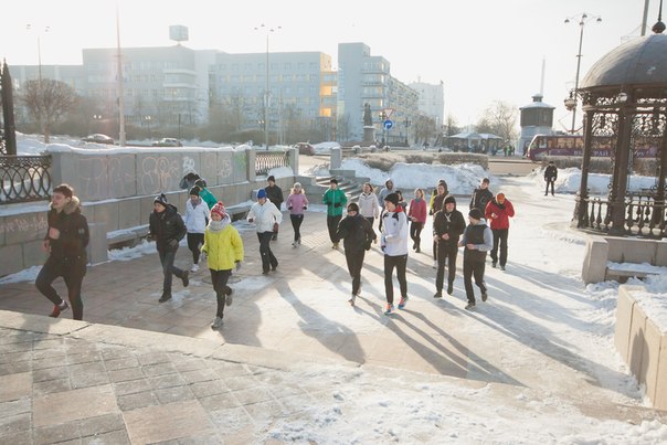 Набережная Исети стала местом для массовой вечерней пробежки екатеринбургской молодежи - Фото 2