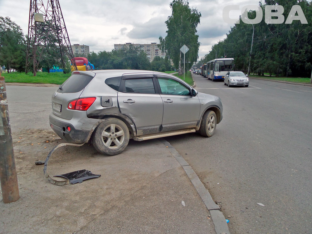 Из-за самоуверенной автоледи на Ниссане водитель Нексии вылетел на остановку. ФОТО - Фото 2