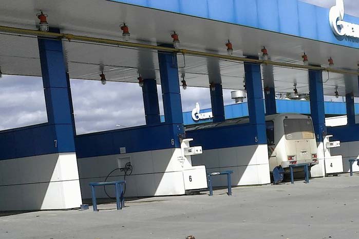 В Екатеринбурге пассажиров высаживают из автобусов ради заправки - Фото 2