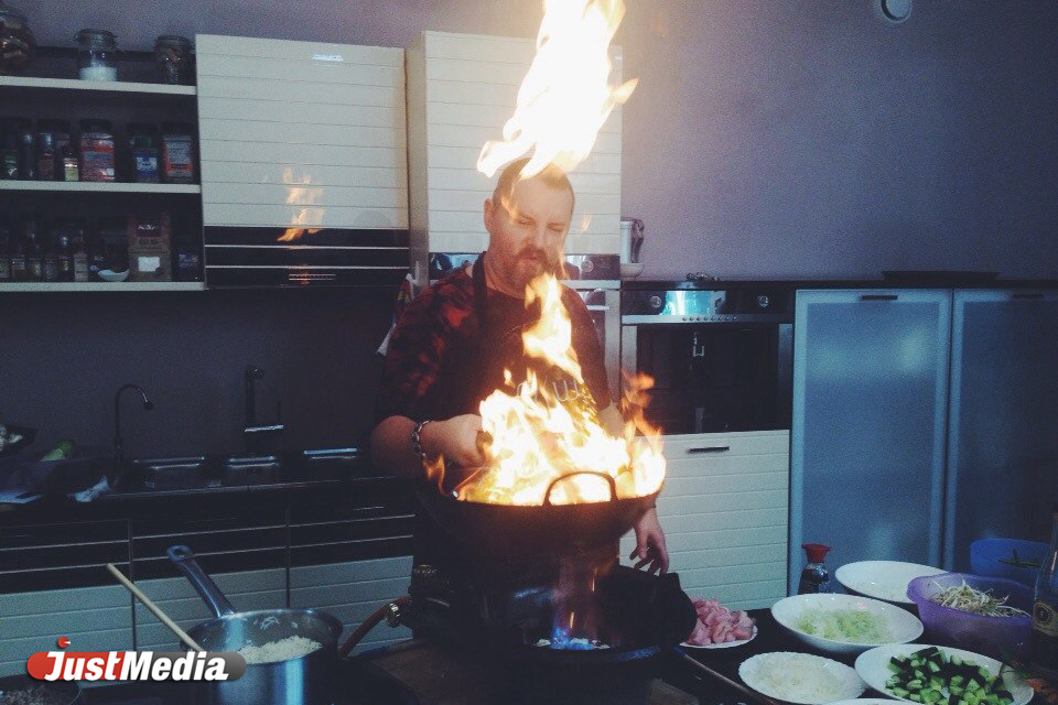 Огонь, еда и кукурузное масло! Именитый шеф-повар, бизнесмен и байкер накормил и обаял публику, даже не подпалив усы - Фото 4