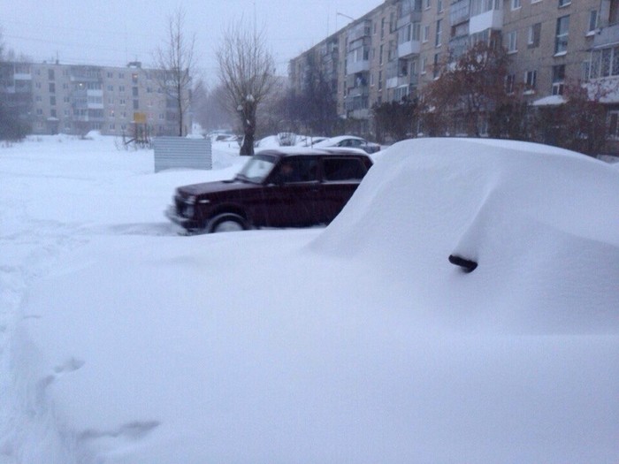Север области накрыло снегопадом. На Серовском тракте двухкилометровая пробка, автобусное сообщение закрыто. ВИДЕО - Фото 2