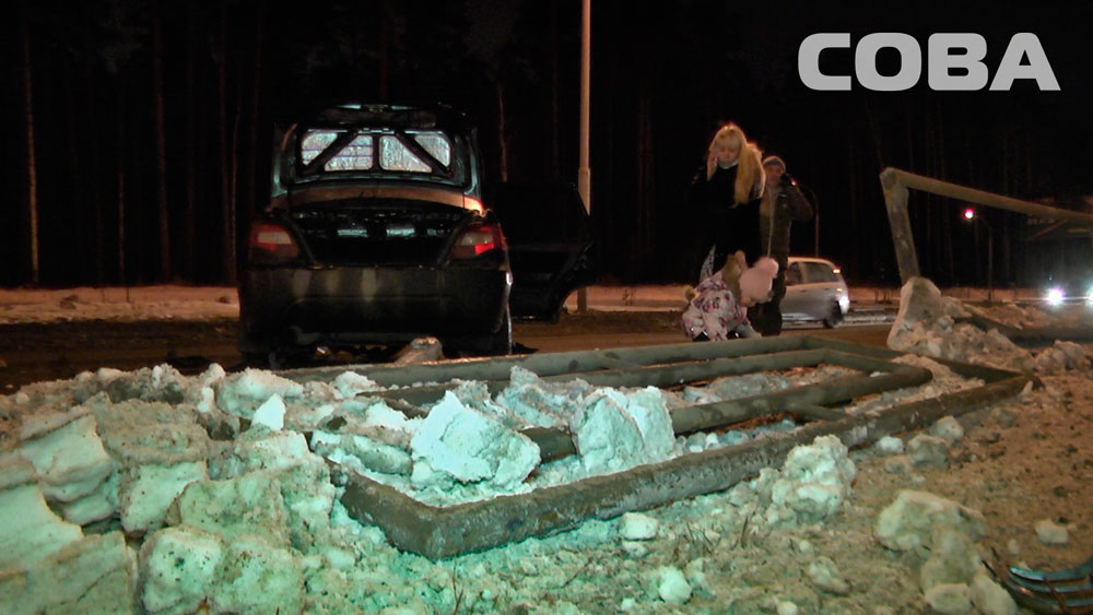 В Академическом автоледи снесла металлическое ограждение - Фото 2