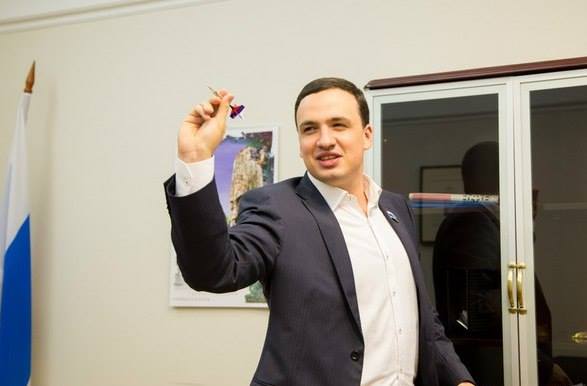 Дартс, биография деда, плакаты из Вьетнама и пожелание от «Песняров». Областные депутаты рассказали, чем украшают стены своих кабинетов. ФОТО - Фото 4