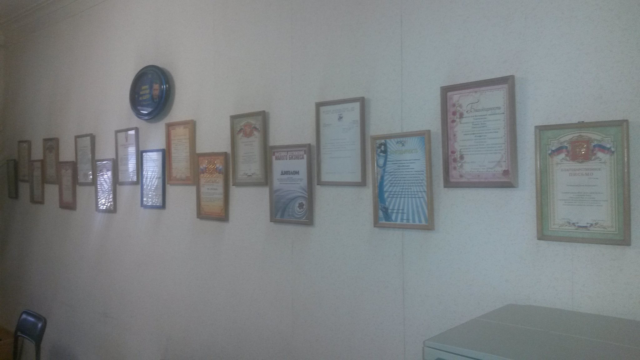 Дартс, биография деда, плакаты из Вьетнама и пожелание от «Песняров». Областные депутаты рассказали, чем украшают стены своих кабинетов. ФОТО - Фото 7