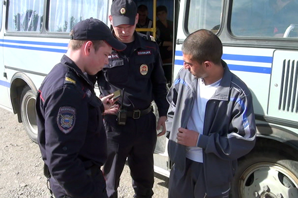 «Предъявите документы!» В Екатеринбурге сотрудники полиции и ФМС проверяют иностранцев - Фото 3