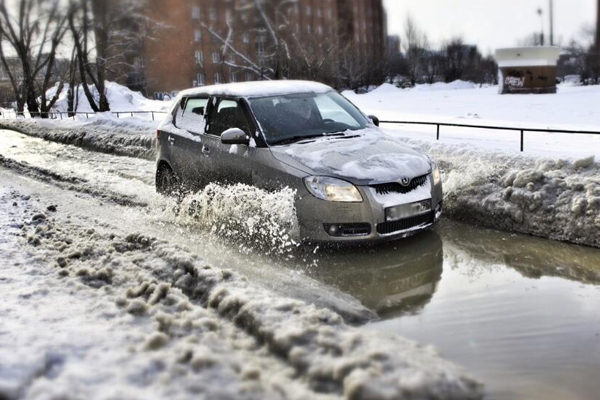 В Екатеринбурге возле педуниверситета залило холодной водой проезжую часть - Фото 2
