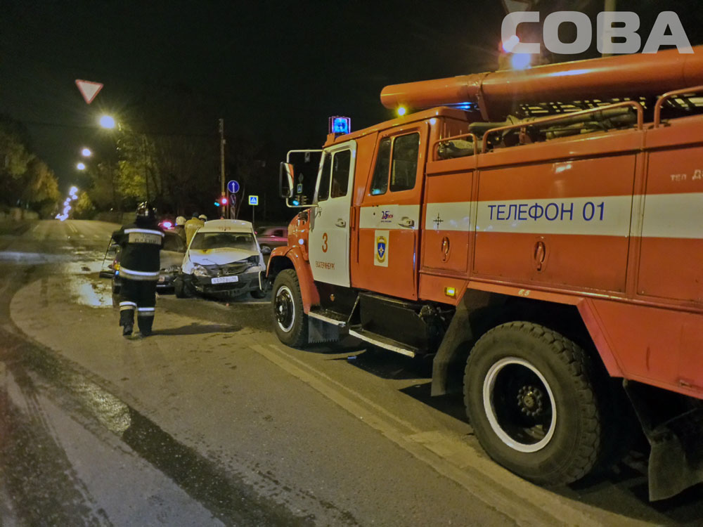 На Щорса-Московской пилот ВАЗа подбил машину такси «Автомиг». ФОТО - Фото 2