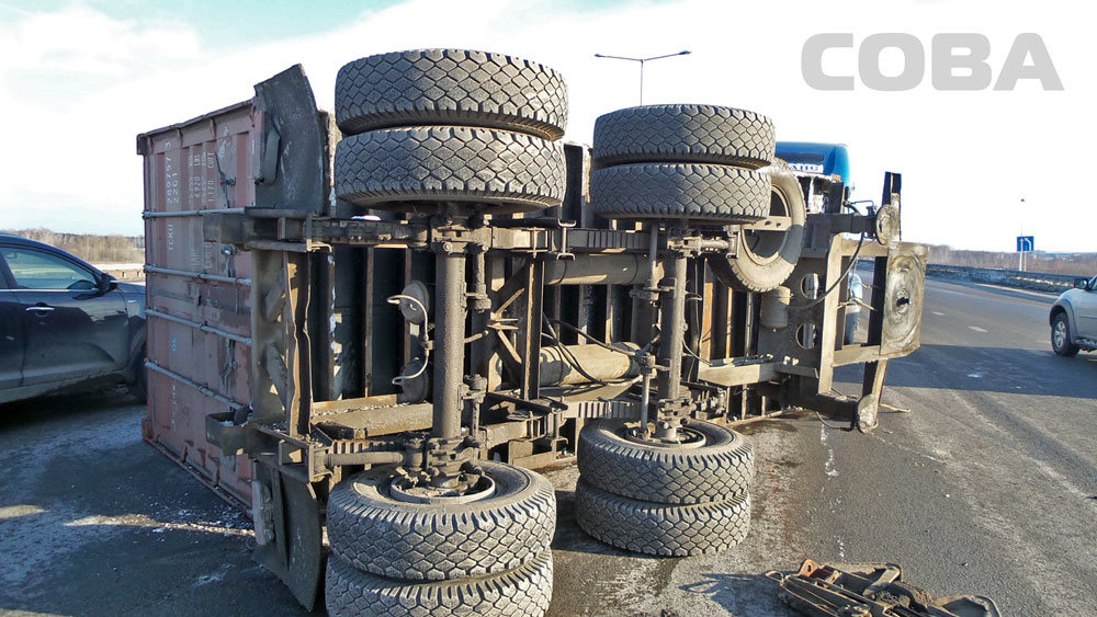 На Новокольцовском тракте большегруз «потерял» полуприцеп с 23 тоннами груза - Фото 3