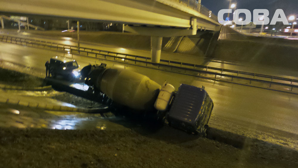 На улице Токарей перевернулся цементовоз - Фото 2