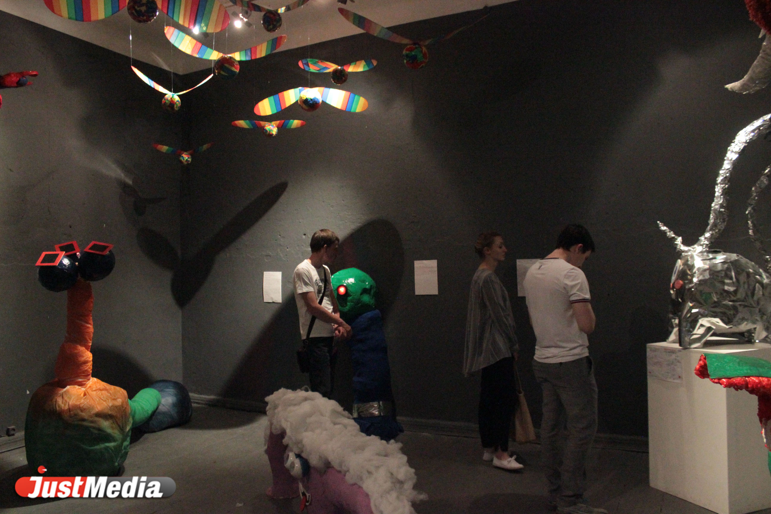 Портреты убийц, настенный спецназ и «Хемингуэй» от Федорченко. «Ночь музеев» глазами JustMedia.ru - Фото 10