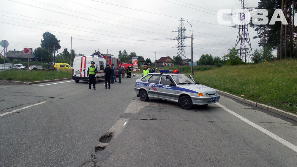 В Екатеринбурге на улице Павловской перевернулся грузовик с газовой цистерной - Фото 2