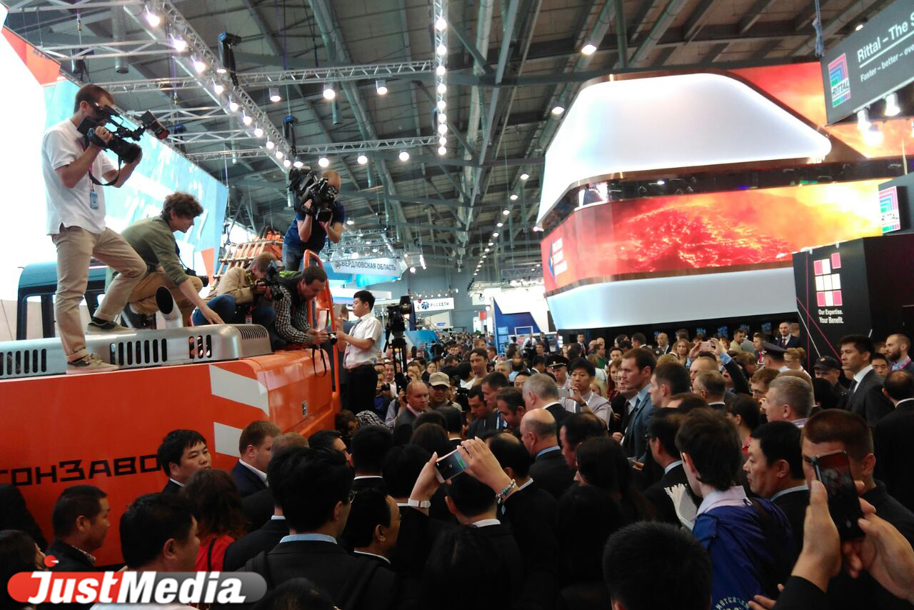 Приезд Рогозина затмил визит Медведева на ИННОПРОМ. ФОТО - Фото 3