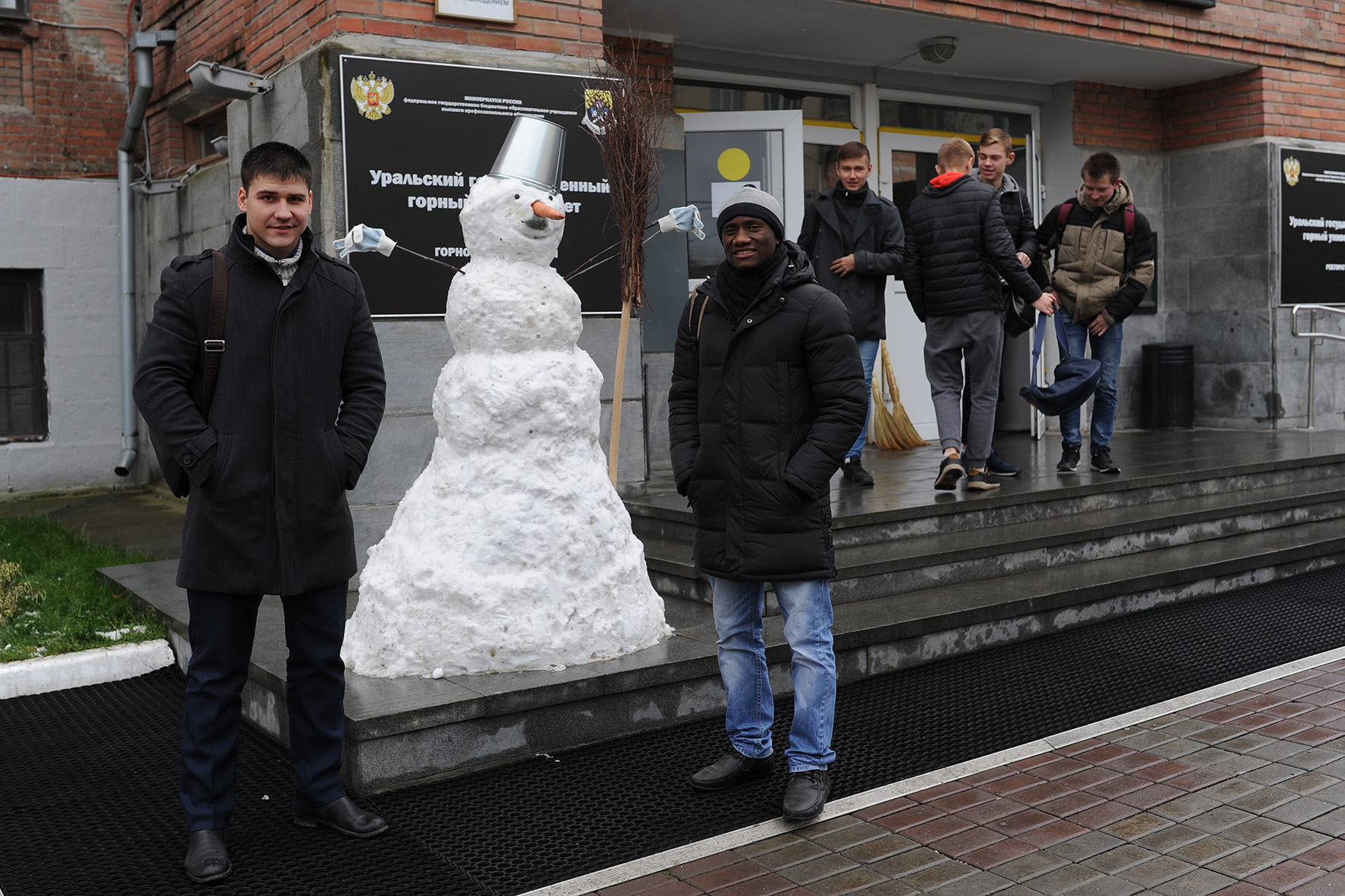 Студенты Горного университета слепили из снега ректора Николая Косарева - Фото 3
