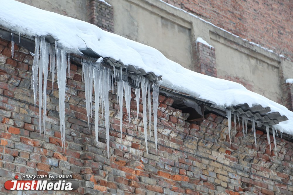 «Дом Метенкова», филармония, Южный автовокзал. JustMedia.Ru сфотографировал самые большие сосульки в Екатеринбурге - Фото 5