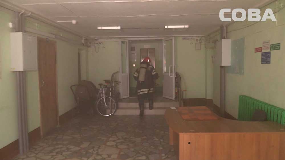 Двадцать пожарных машин тушили сильное возгорание в девятиэтажном общежитии на Восточной. ФОТО - Фото 4