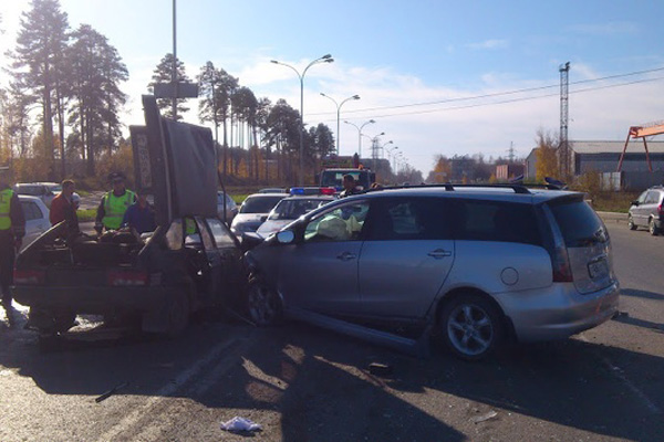 В Екатеринбурге в столкновении ВАЗ-2109 и «Мицубиси» погиб один человек и двое ранены - Фото 3