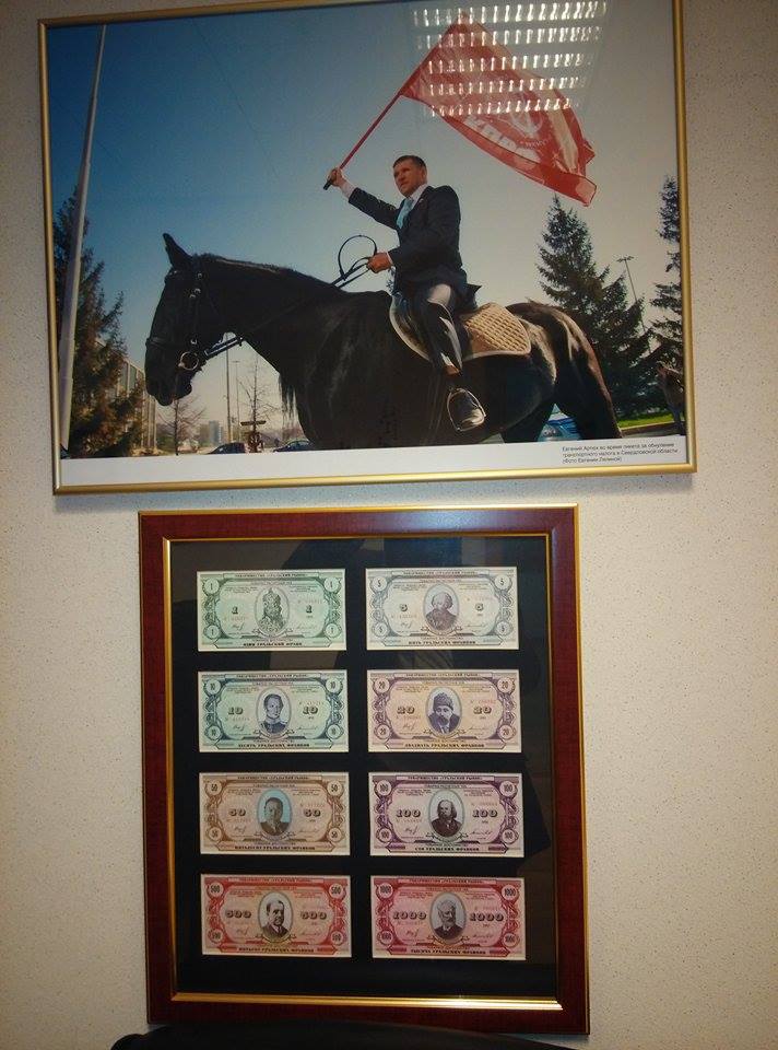 Дартс, биография деда, плакаты из Вьетнама и пожелание от «Песняров». Областные депутаты рассказали, чем украшают стены своих кабинетов. ФОТО - Фото 16