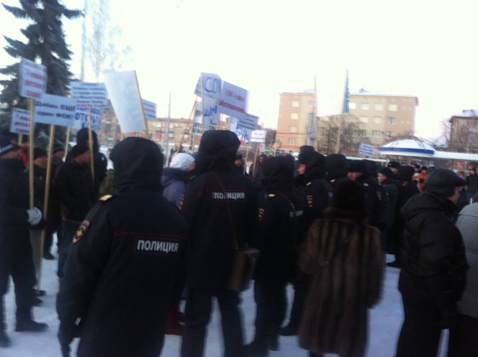 На митинге в Каменске-Уральском сторонники мэра устроили массовую драку. ФОТО - Фото 3