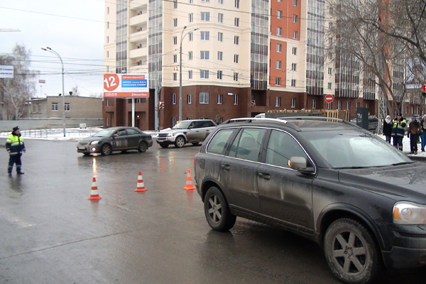 В Екатеринбурге водитель внедорожника сбил 10-летнего мальчика, переходившего дорогу на «зеленый» - Фото 2
