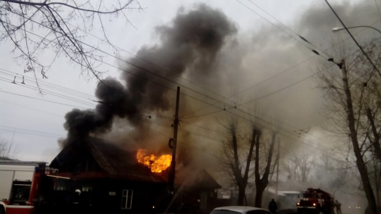В Екатеринбурге полыхает частный дом. Очевидцы сообщают, что есть пострадавшие. ФОТО - Фото 4