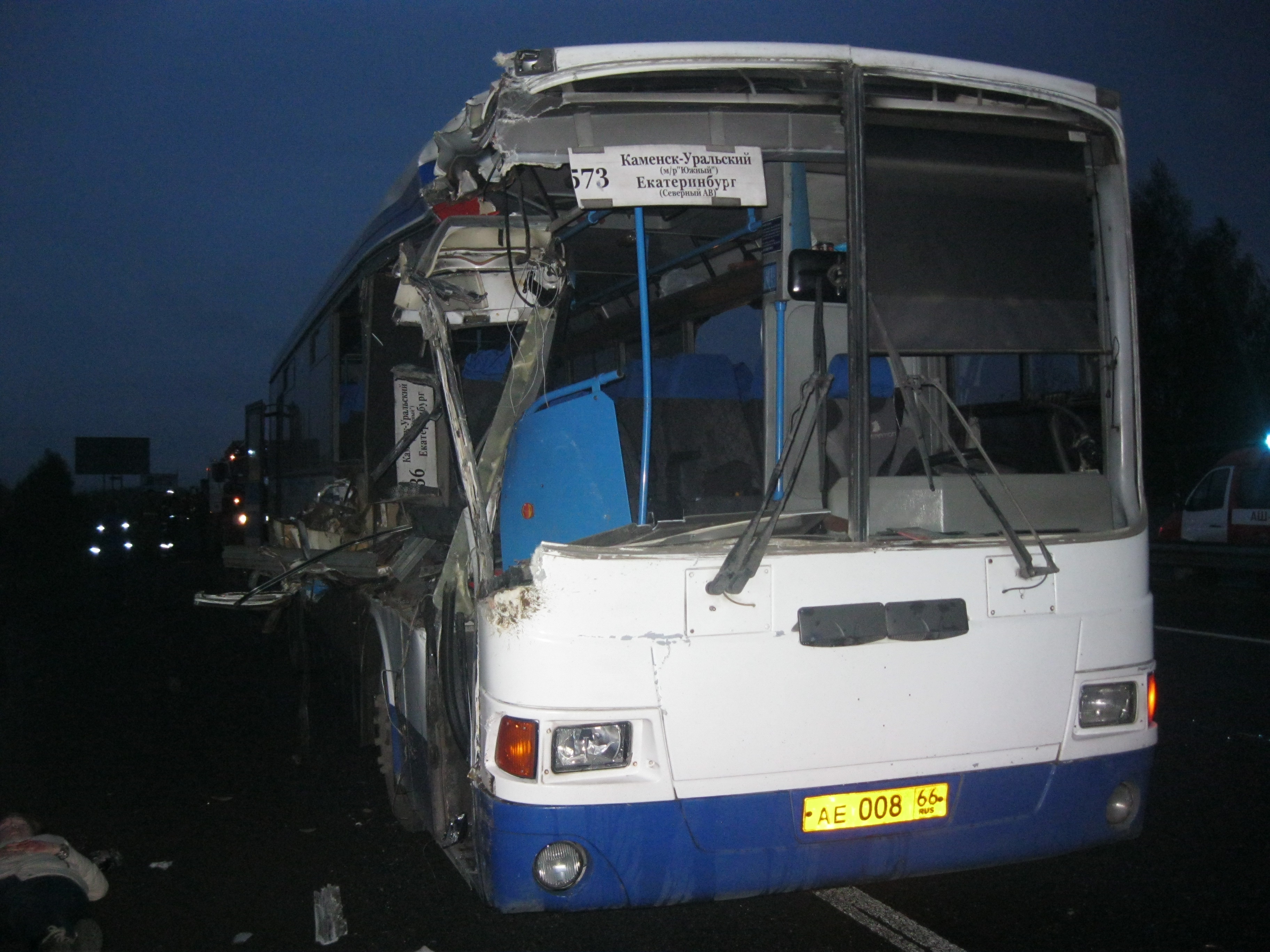 В Екатеринбурге столкнулись автобус и грузовик. По предварительным данным, ранены три человека - Фото 3