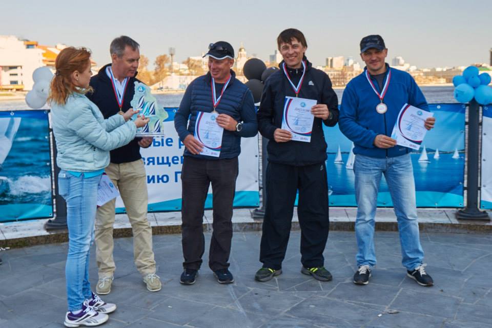 В центре Екатеринбурга именитые яхтсмены открыли парусный сезон праздничной регатой в честь 70-летия Победы - Фото 7