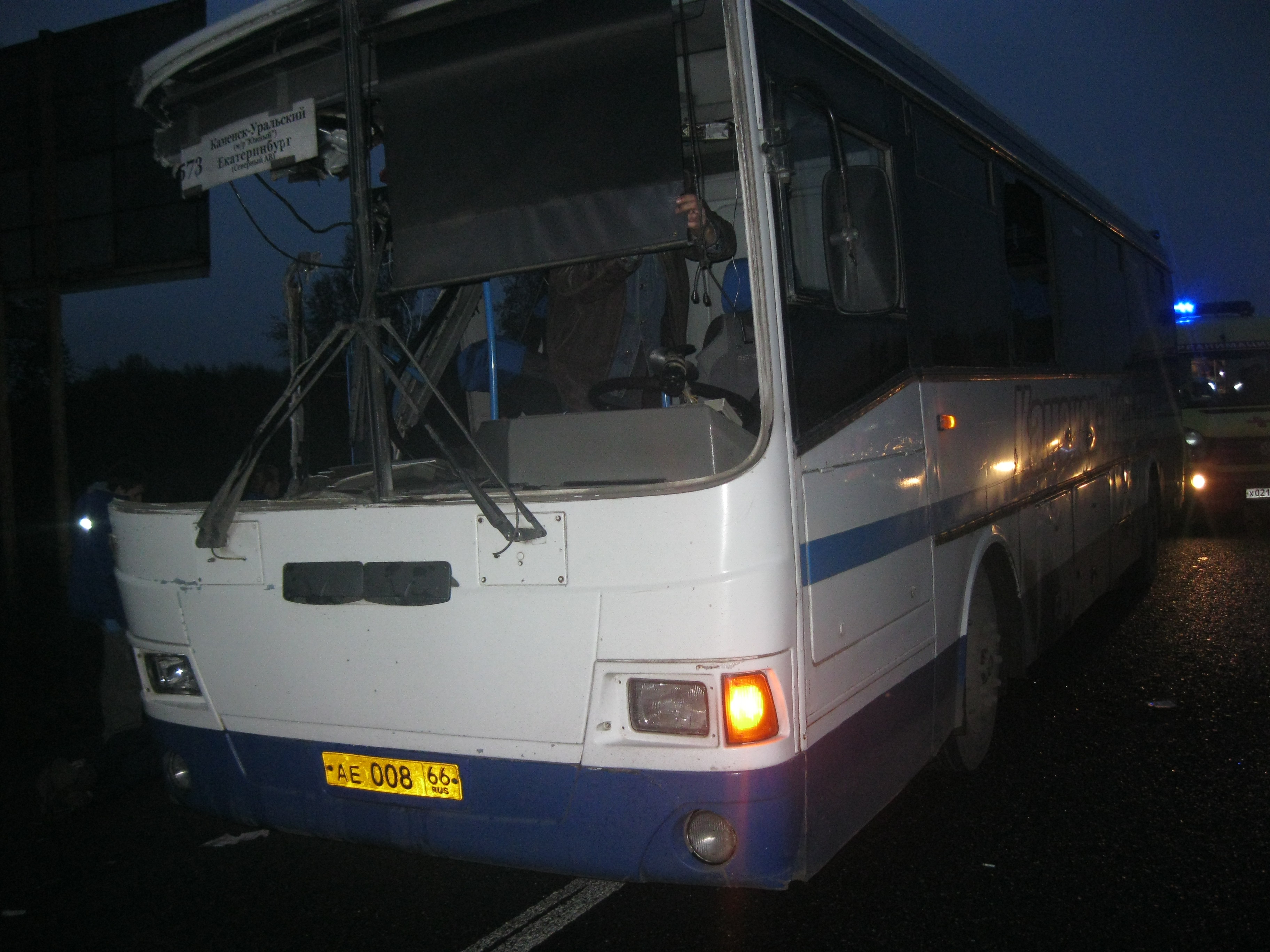 В Екатеринбурге столкнулись автобус и грузовик. По предварительным данным, ранены три человека - Фото 7