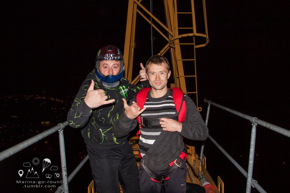 Бейсджамперы покорили самый высокий строящийся жилой небоскреб в Екатеринбурге. ФОТО - Фото 2