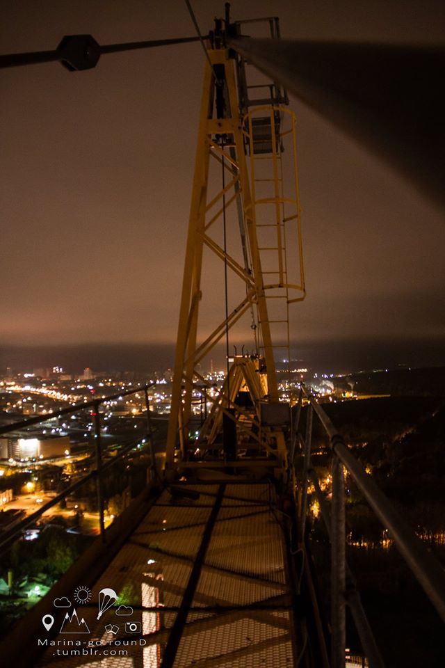 Бейсджамперы покорили самый высокий строящийся жилой небоскреб в Екатеринбурге. ФОТО - Фото 3