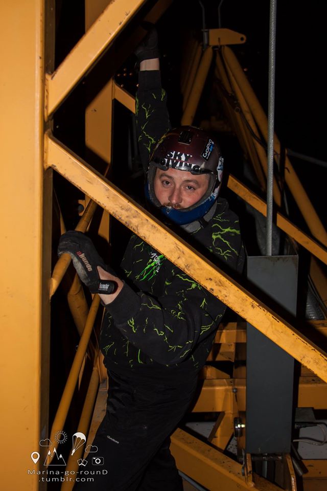 Бейсджамперы покорили самый высокий строящийся жилой небоскреб в Екатеринбурге. ФОТО - Фото 4