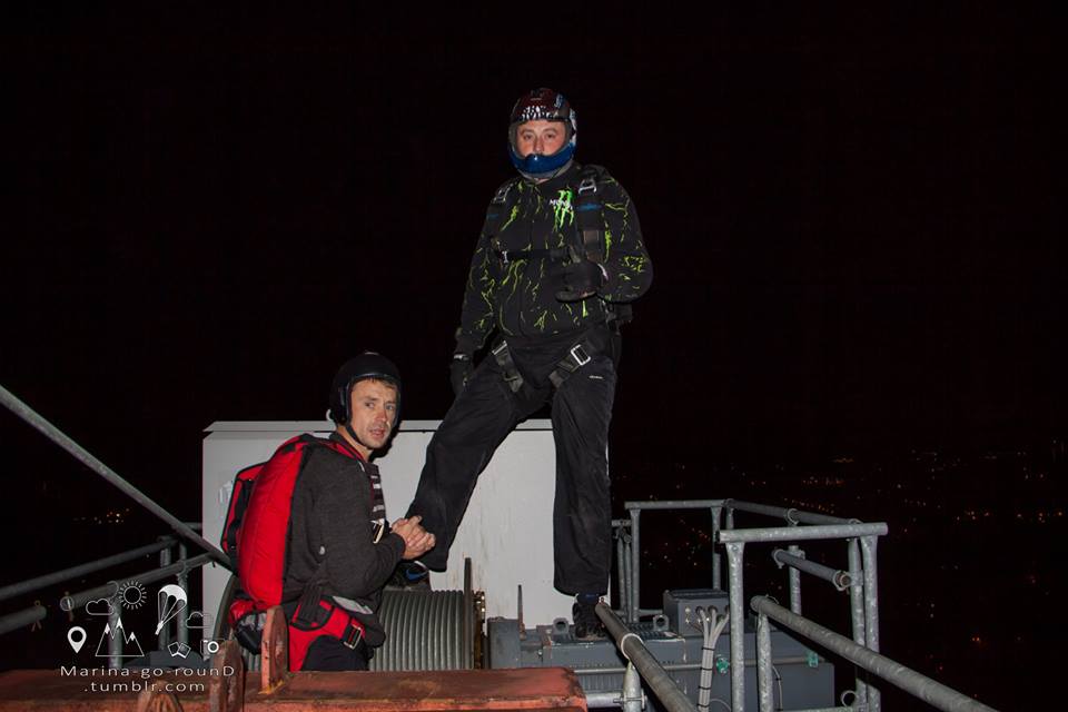 Бейсджамперы покорили самый высокий строящийся жилой небоскреб в Екатеринбурге. ФОТО - Фото 5