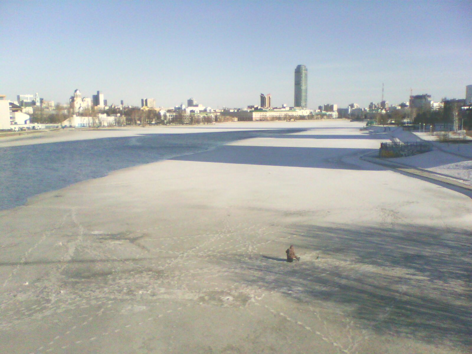 Екатеринбургские рыбаки-экстремалы сидят на городском пруду, несмотря на сход льда - Фото 2