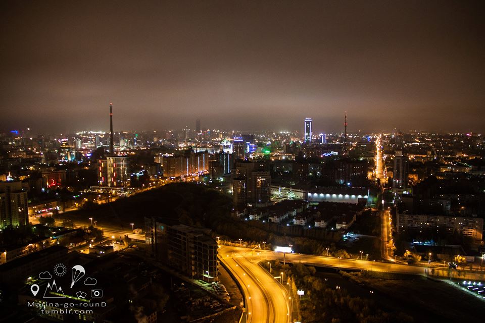 Бейсджамперы покорили самый высокий строящийся жилой небоскреб в Екатеринбурге. ФОТО - Фото 7