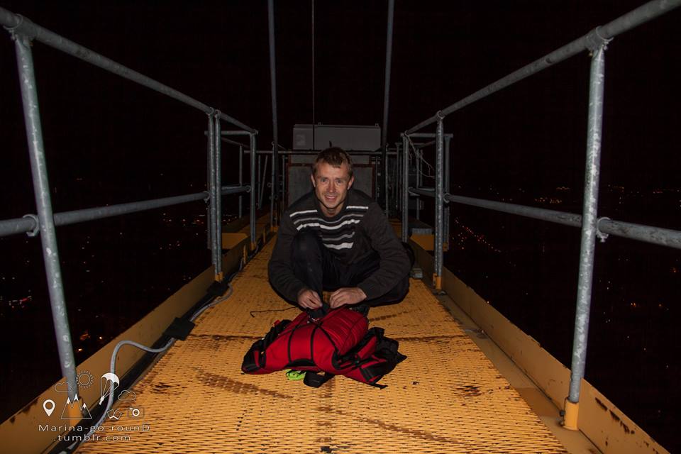 Бейсджамперы покорили самый высокий строящийся жилой небоскреб в Екатеринбурге. ФОТО - Фото 8