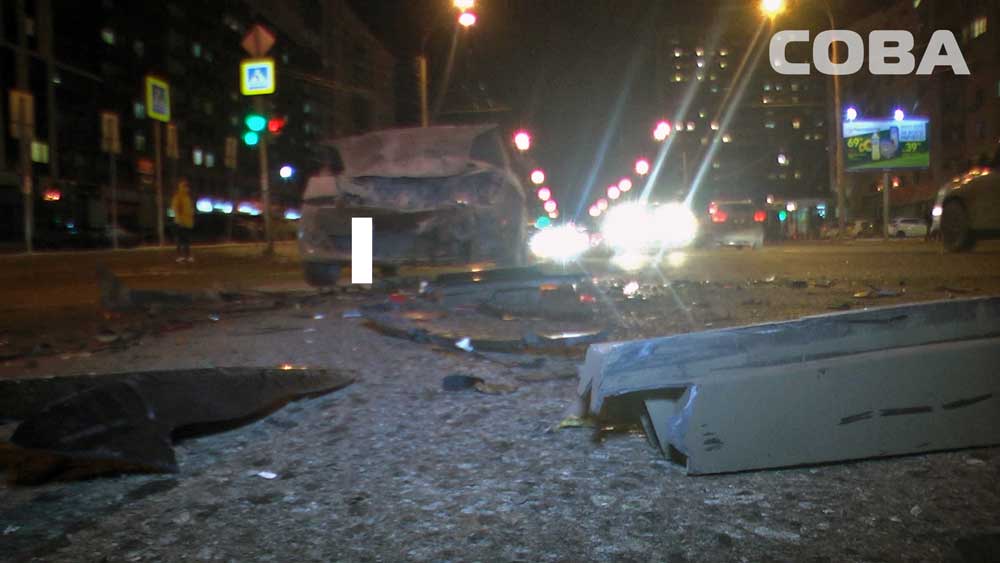 В Екатеринбурге на Щорса столкнулись три машины. Одна из них улетела на тротуар. ФОТО  - Фото 3