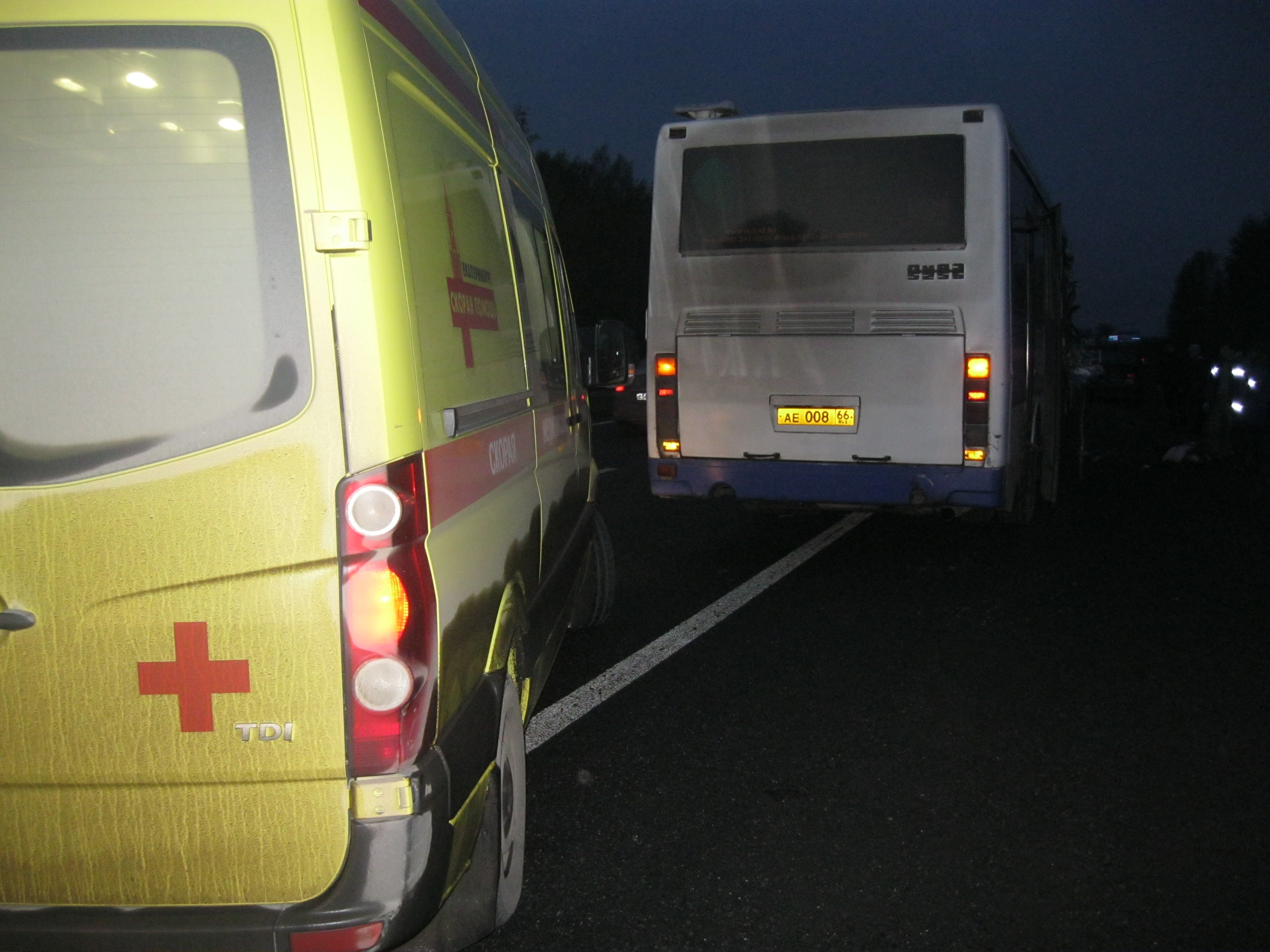 В Екатеринбурге столкнулись автобус и грузовик. По предварительным данным, ранены три человека - Фото 4
