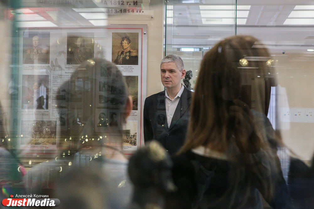 Урок истории с костюмами и оружием. Для школьников Верхней Пышмы провели необычное занятие - Фото 2