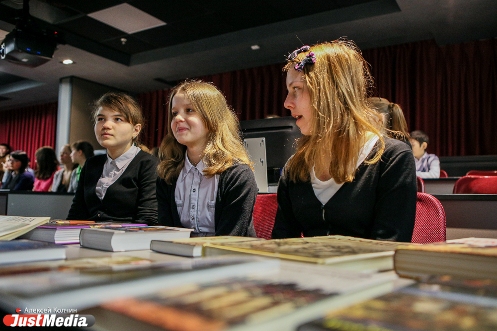 Урок истории с костюмами и оружием. Для школьников Верхней Пышмы провели необычное занятие - Фото 3