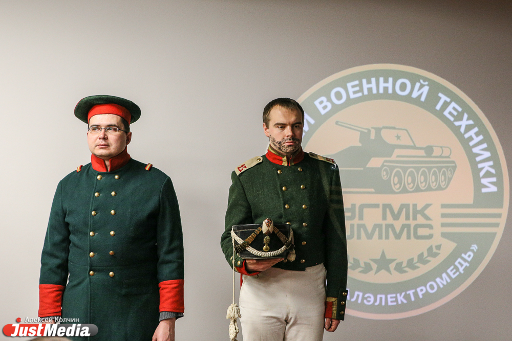 Урок истории с костюмами и оружием. Для школьников Верхней Пышмы провели необычное занятие - Фото 4