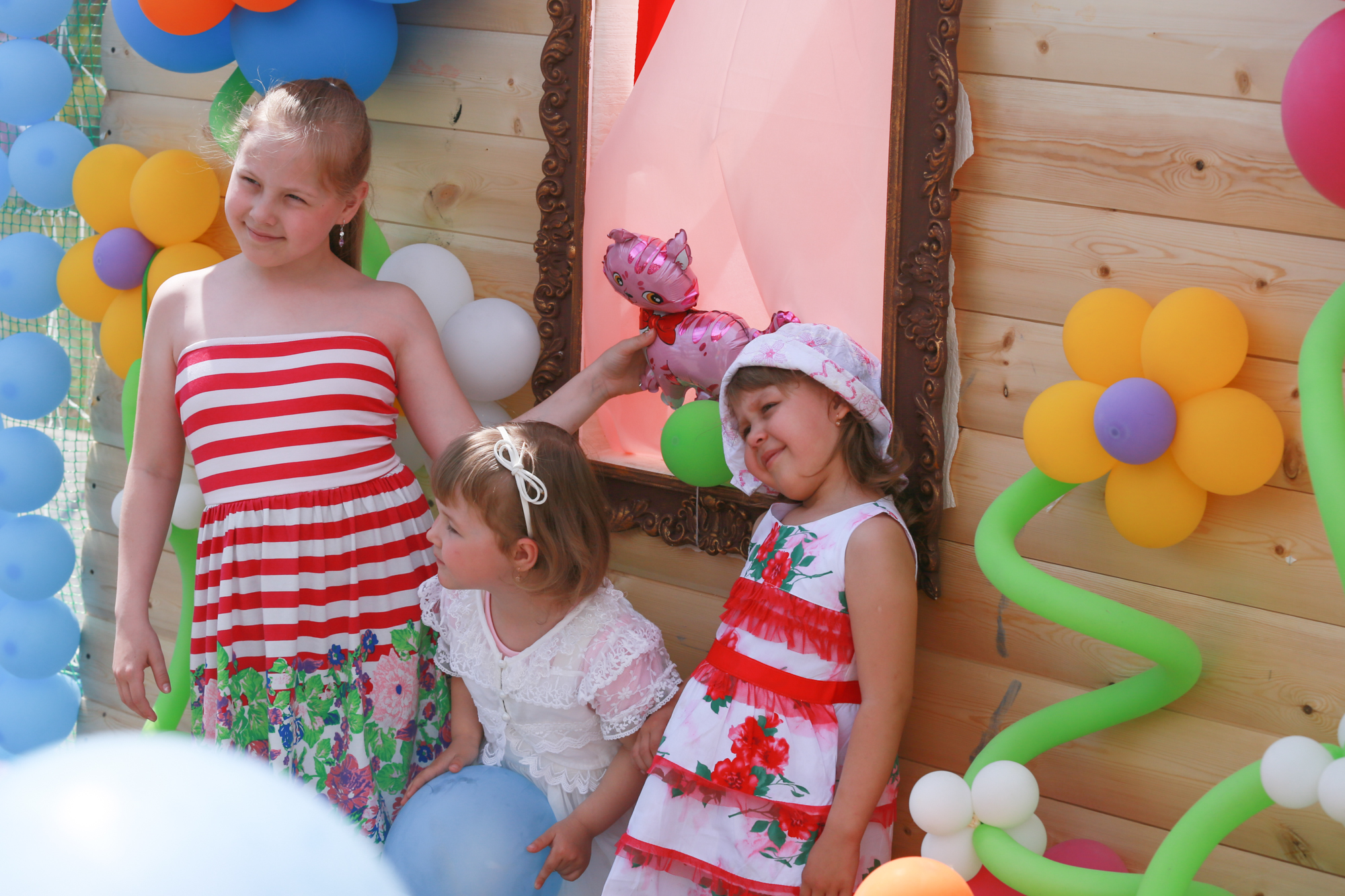 В День защиты детей юные жители Екатеринбурга прогулялись по городу из 15 тысяч надувных шаров - Фото 3